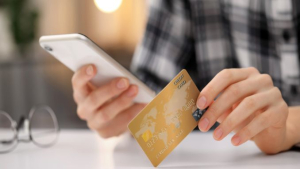 Plățile cu cardul online au înregistrat o creștere de 22% în 2022